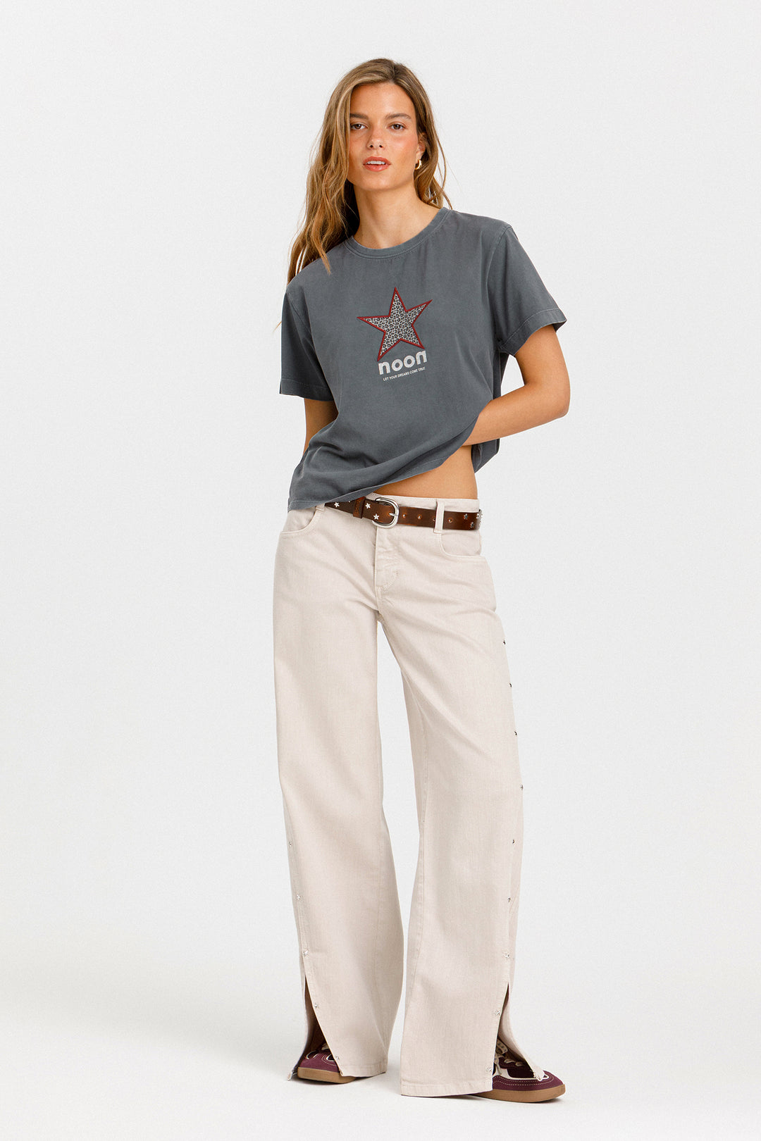 WIDE-LEG JEANS WITH STITCHING AND STUDS