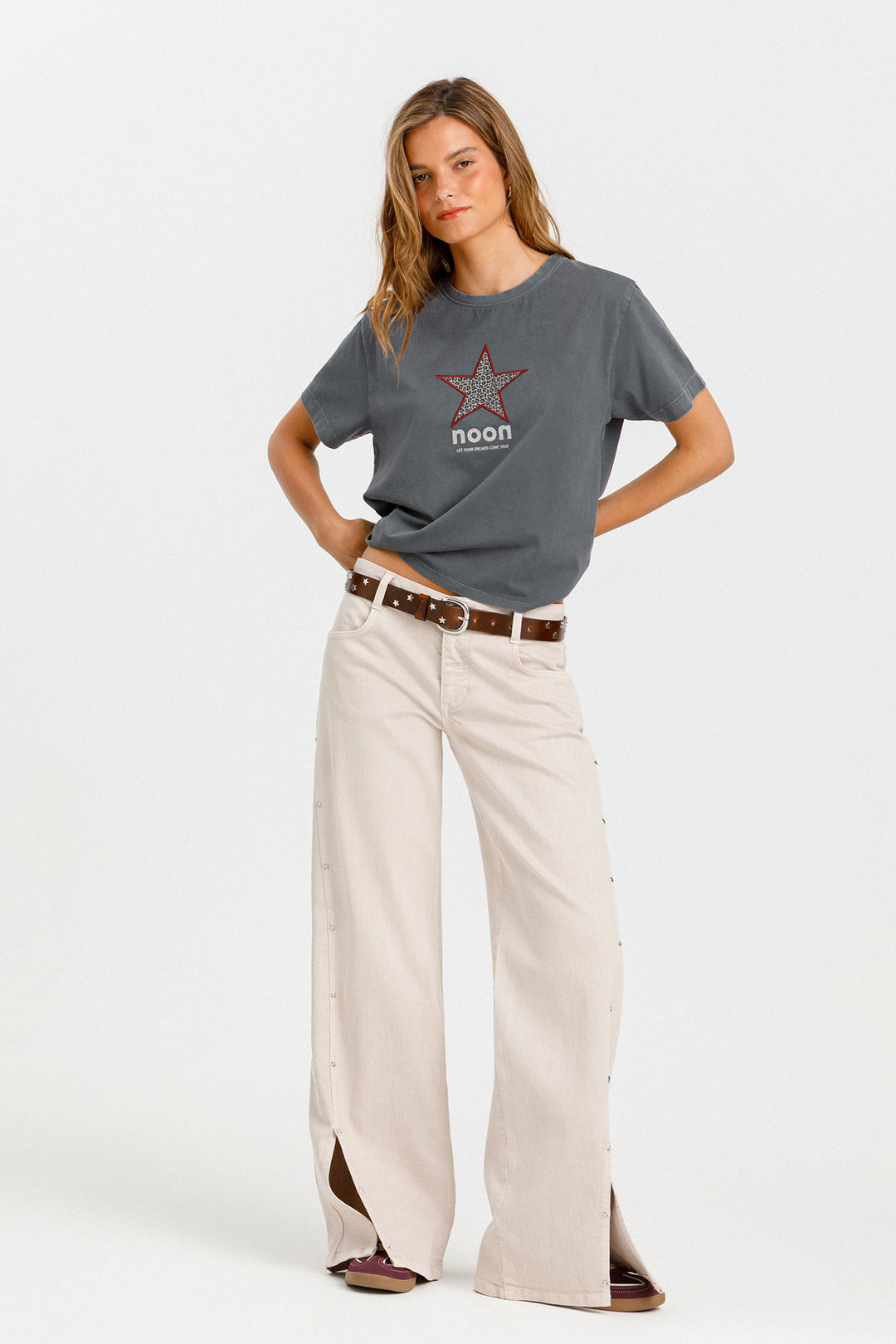 WIDE-LEG JEANS WITH STITCHING AND STUDS