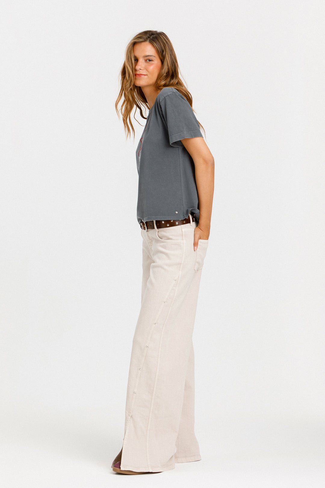 WIDE-LEG JEANS WITH STITCHING AND STUDS
