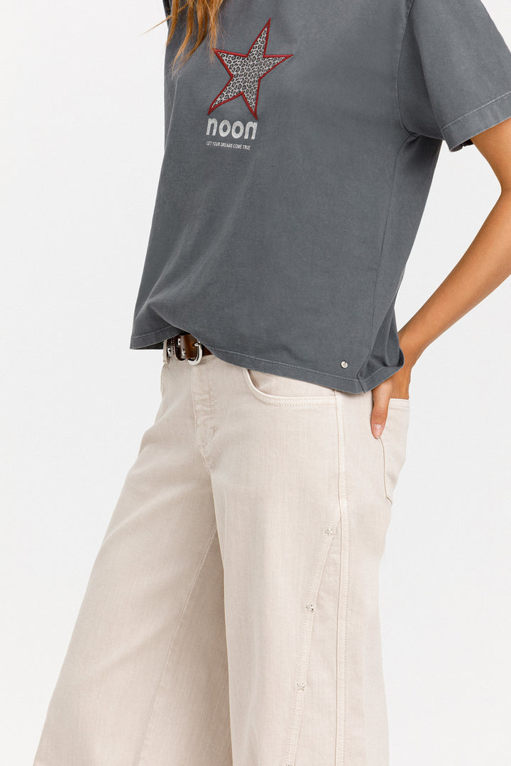WIDE-LEG JEANS WITH STITCHING AND STUDS