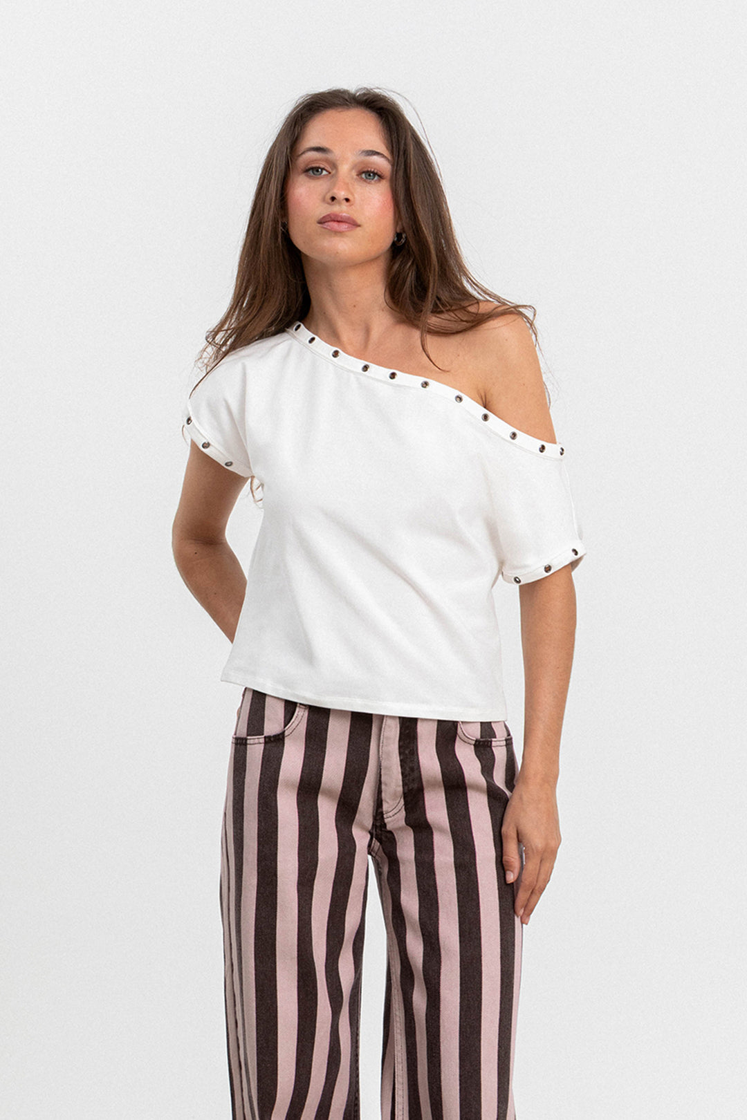 ASYMMETRICAL EYELETS TOP