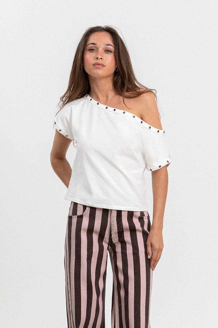 ASYMMETRICAL EYELETS TOP