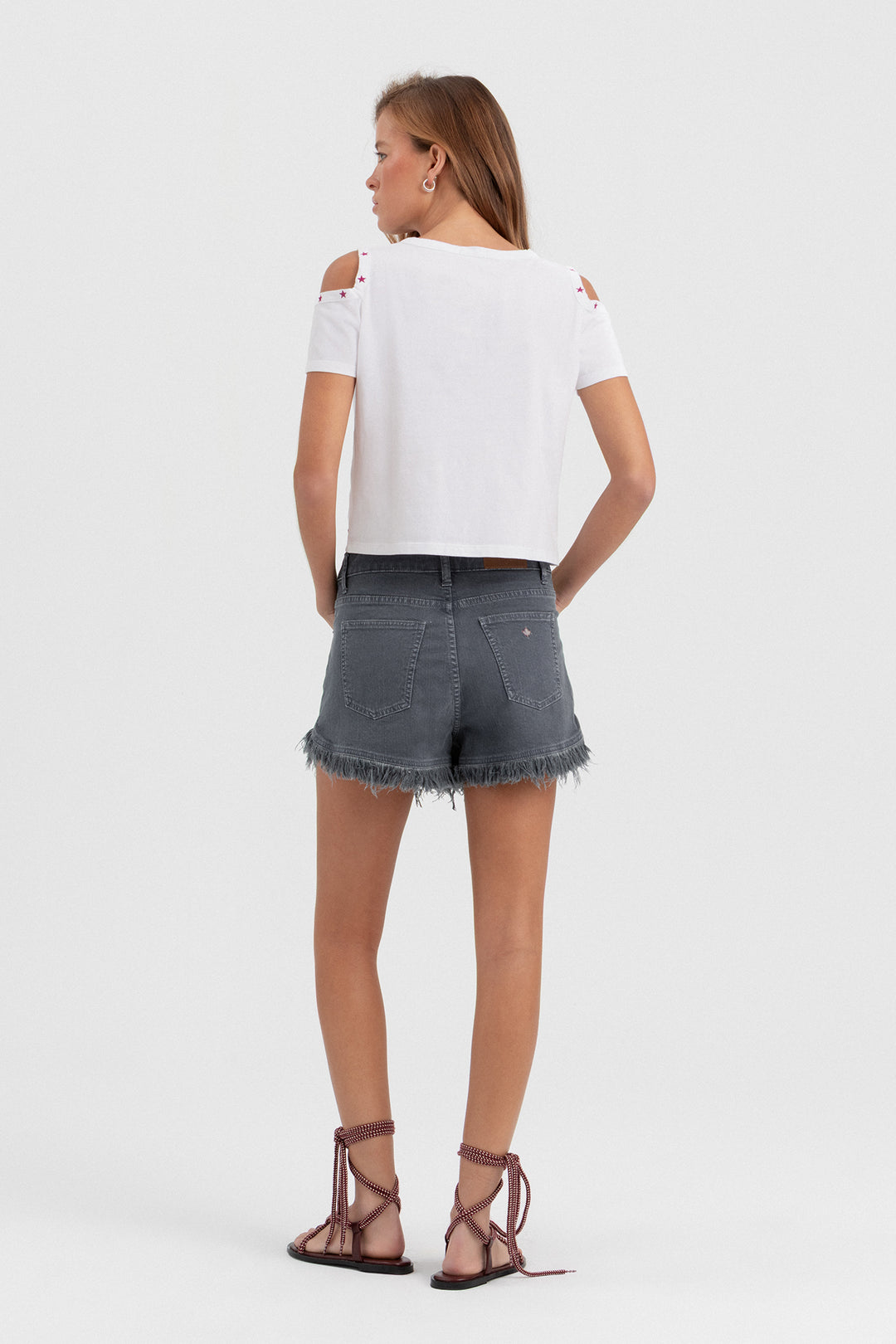 SHORTS BOTONES DESFLECADO