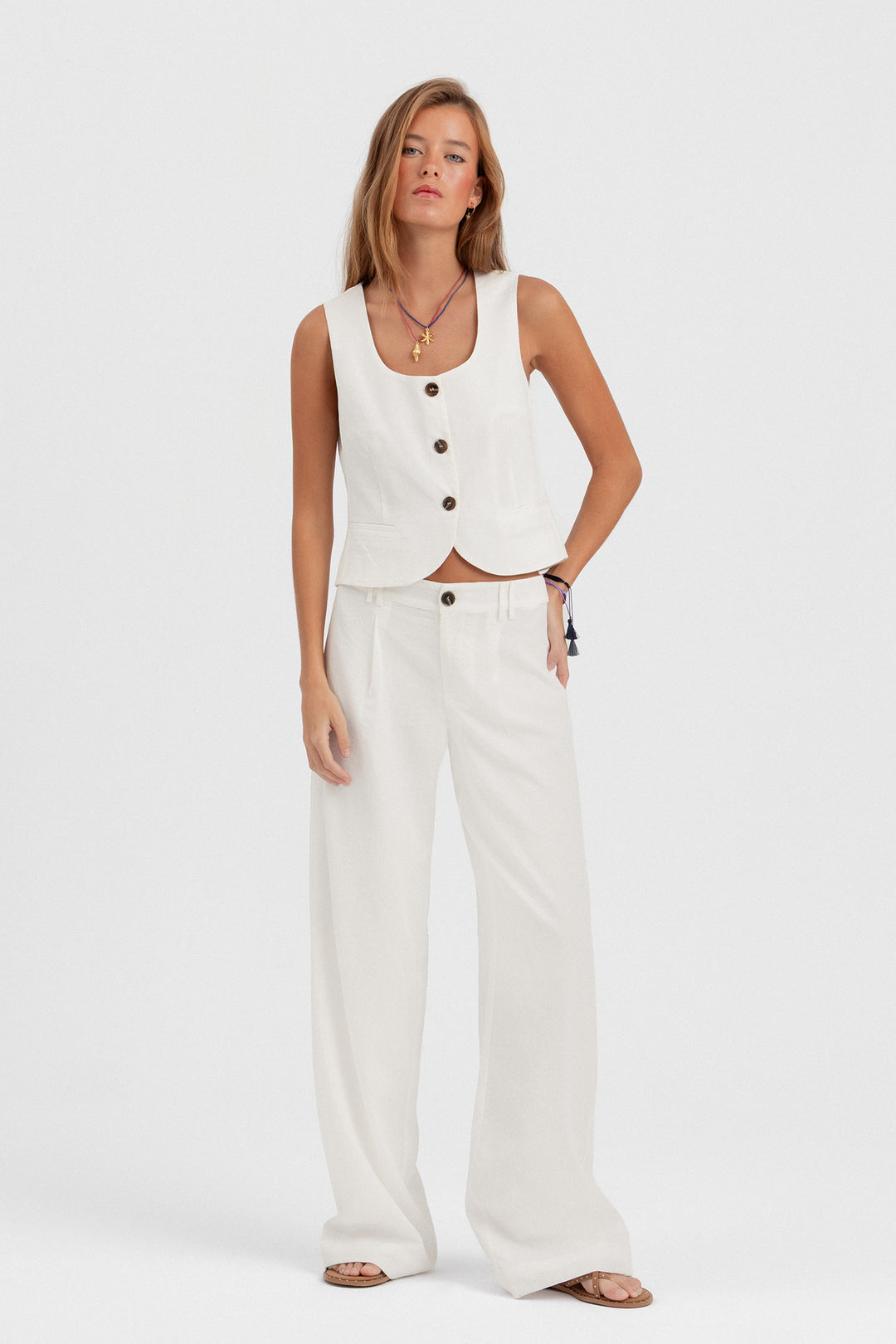 COLETE COM DECOTE FECHADO COM BOTÕES