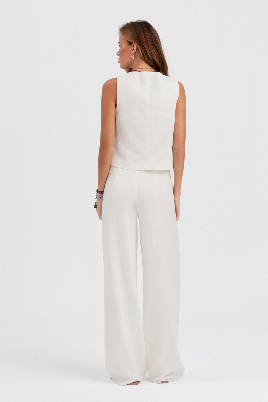 COLETE COM DECOTE FECHADO COM BOTÕES