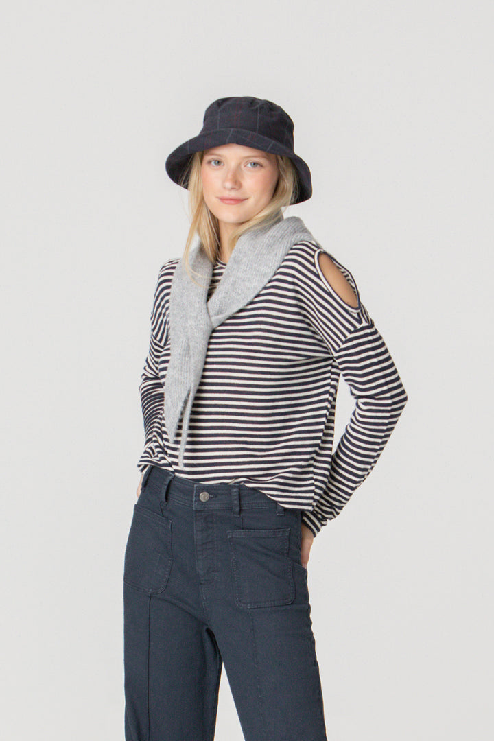 SHOULDER OPEN T-SHIRT