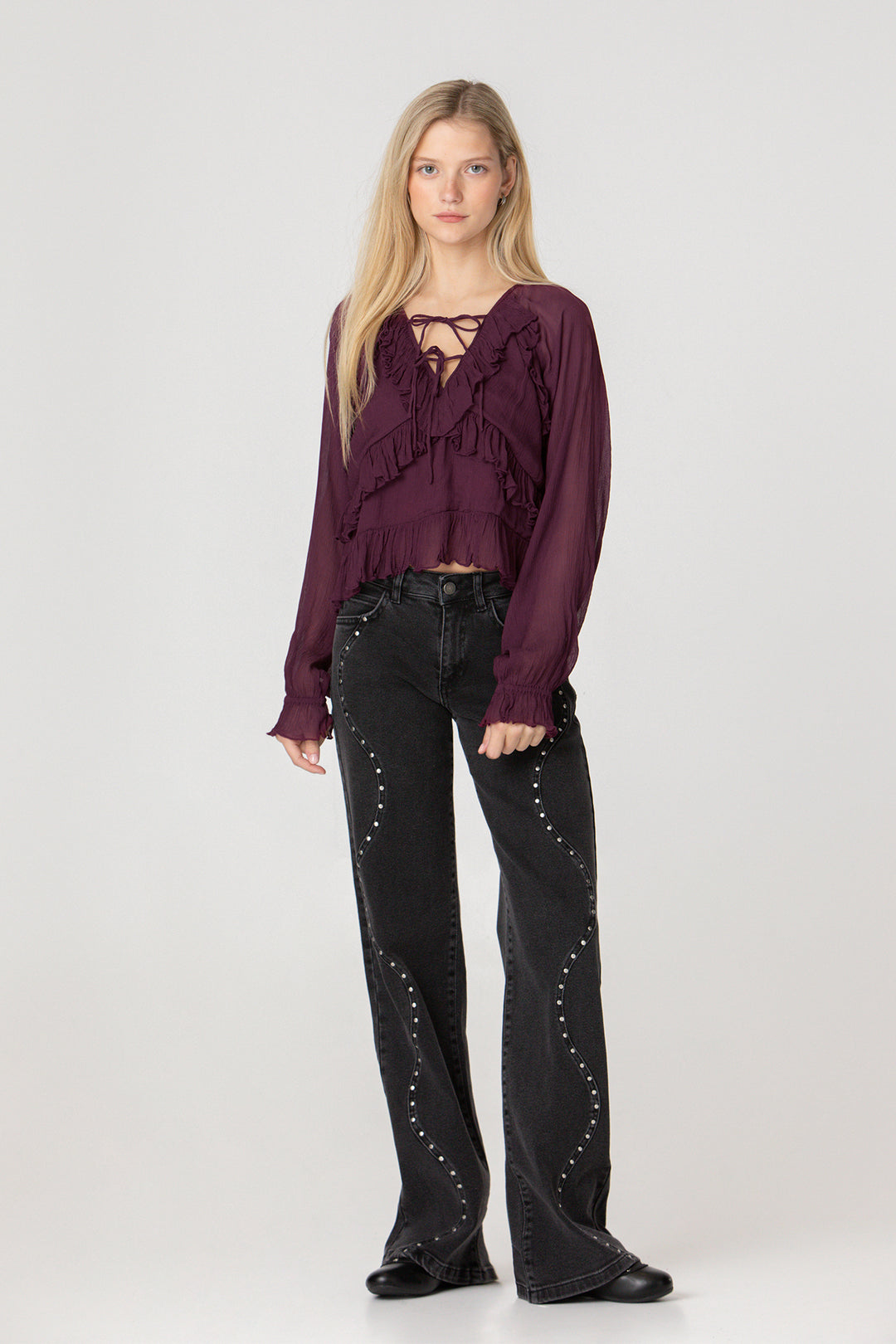 WAVE JEANS WITH STUDS