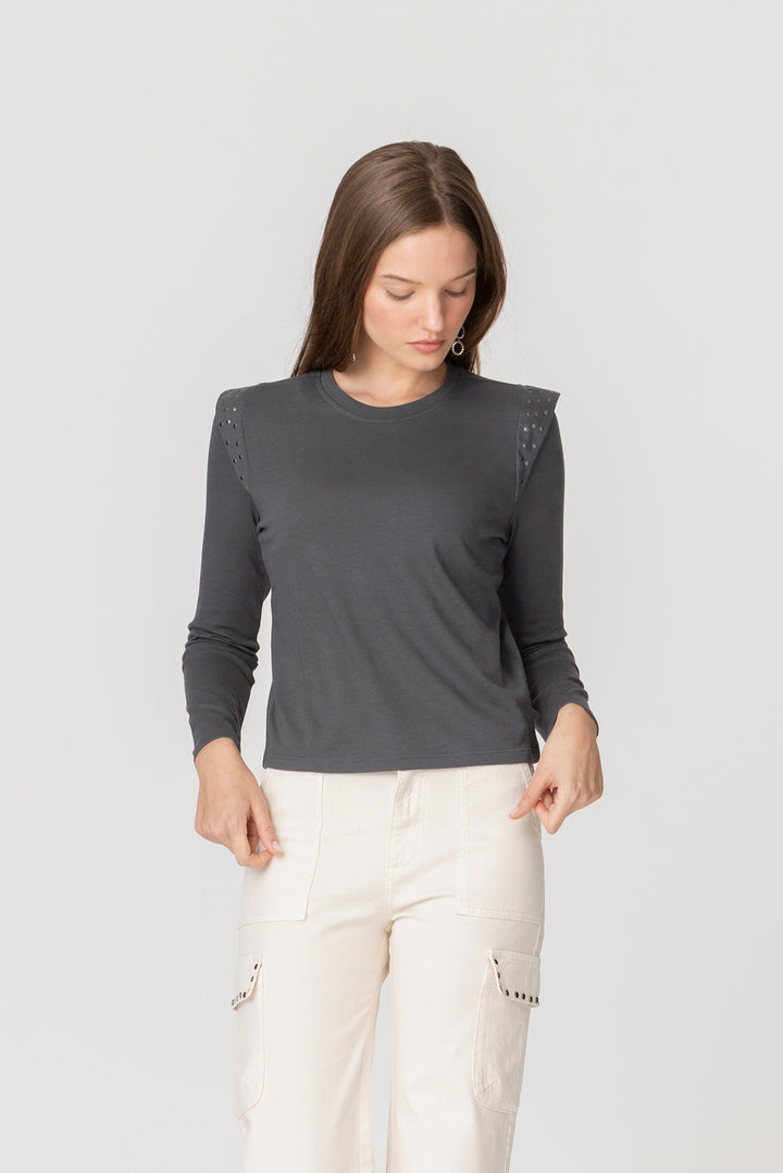 CAMISETA HOMBRO TACHAS