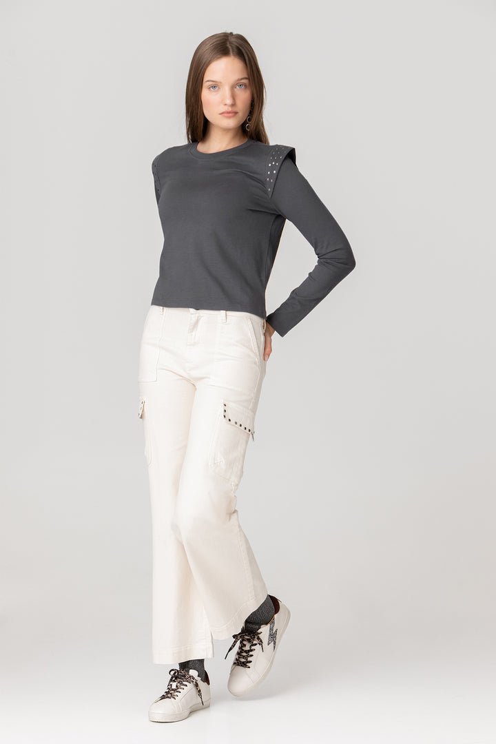 CAMISETA HOMBRO TACHAS