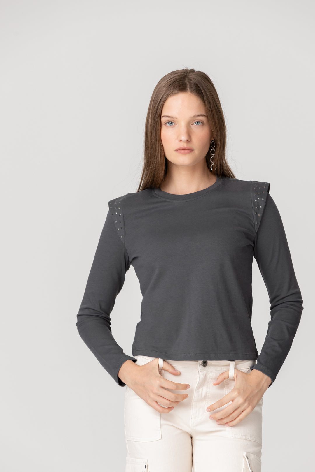 CAMISETA HOMBRO TACHAS