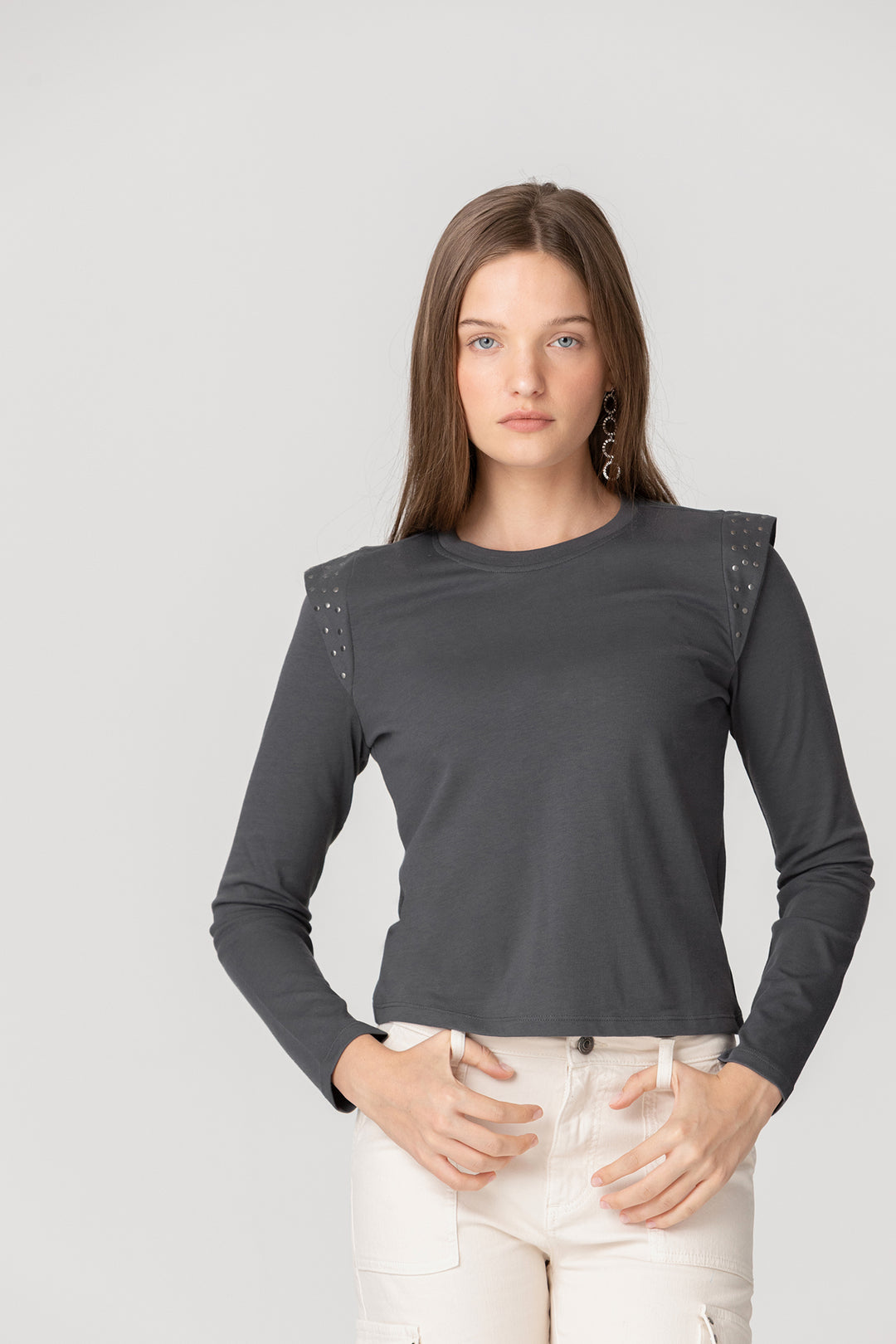 CAMISETA HOMBRO TACHAS