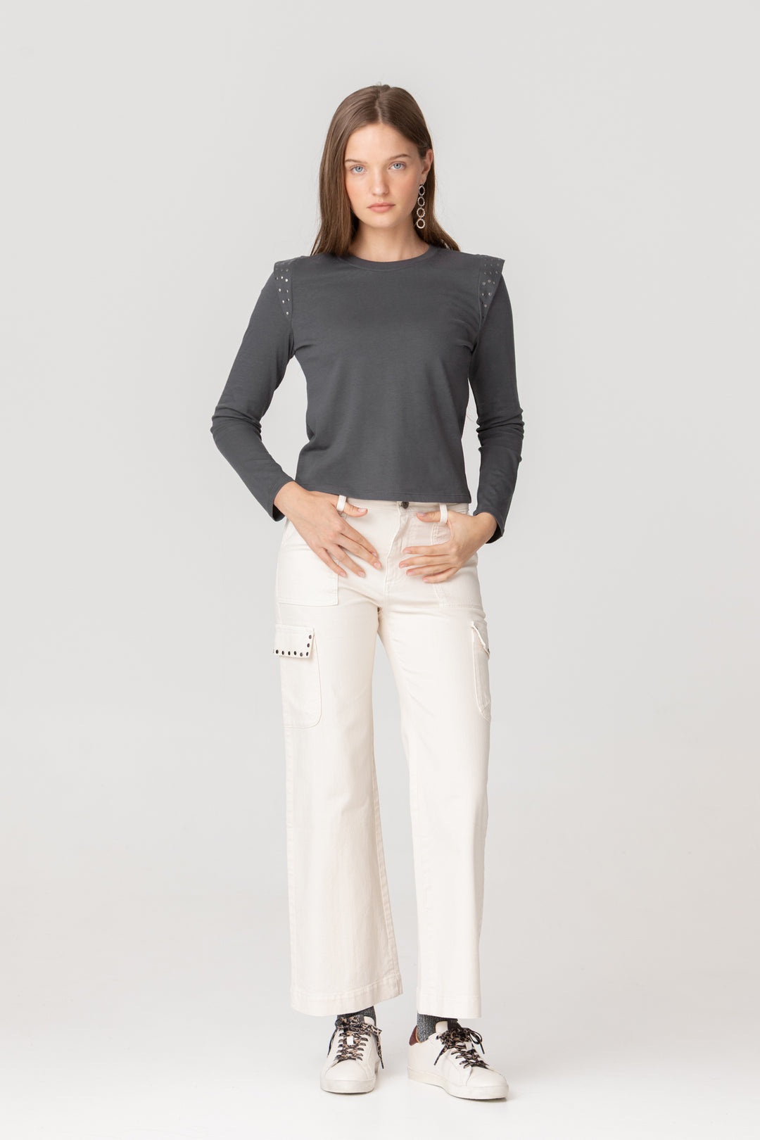 CAMISETA HOMBRO TACHAS