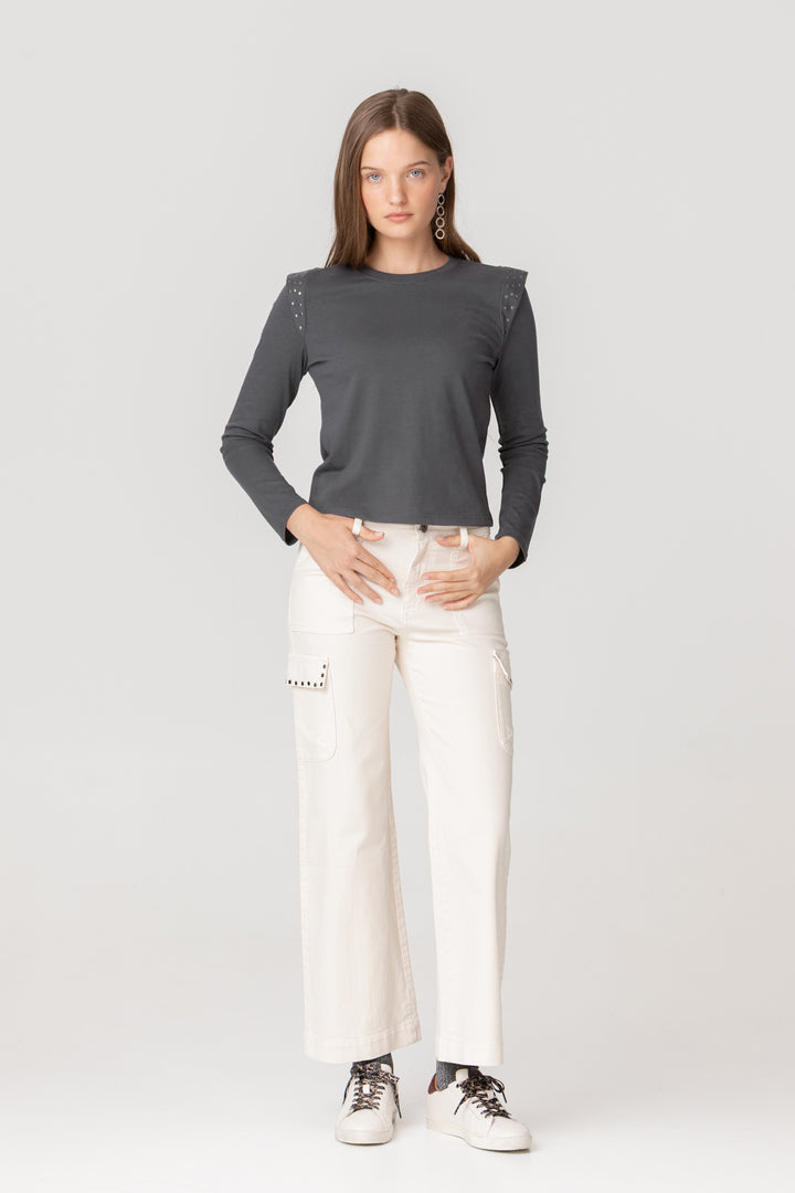 CAMISETA HOMBRO TACHAS