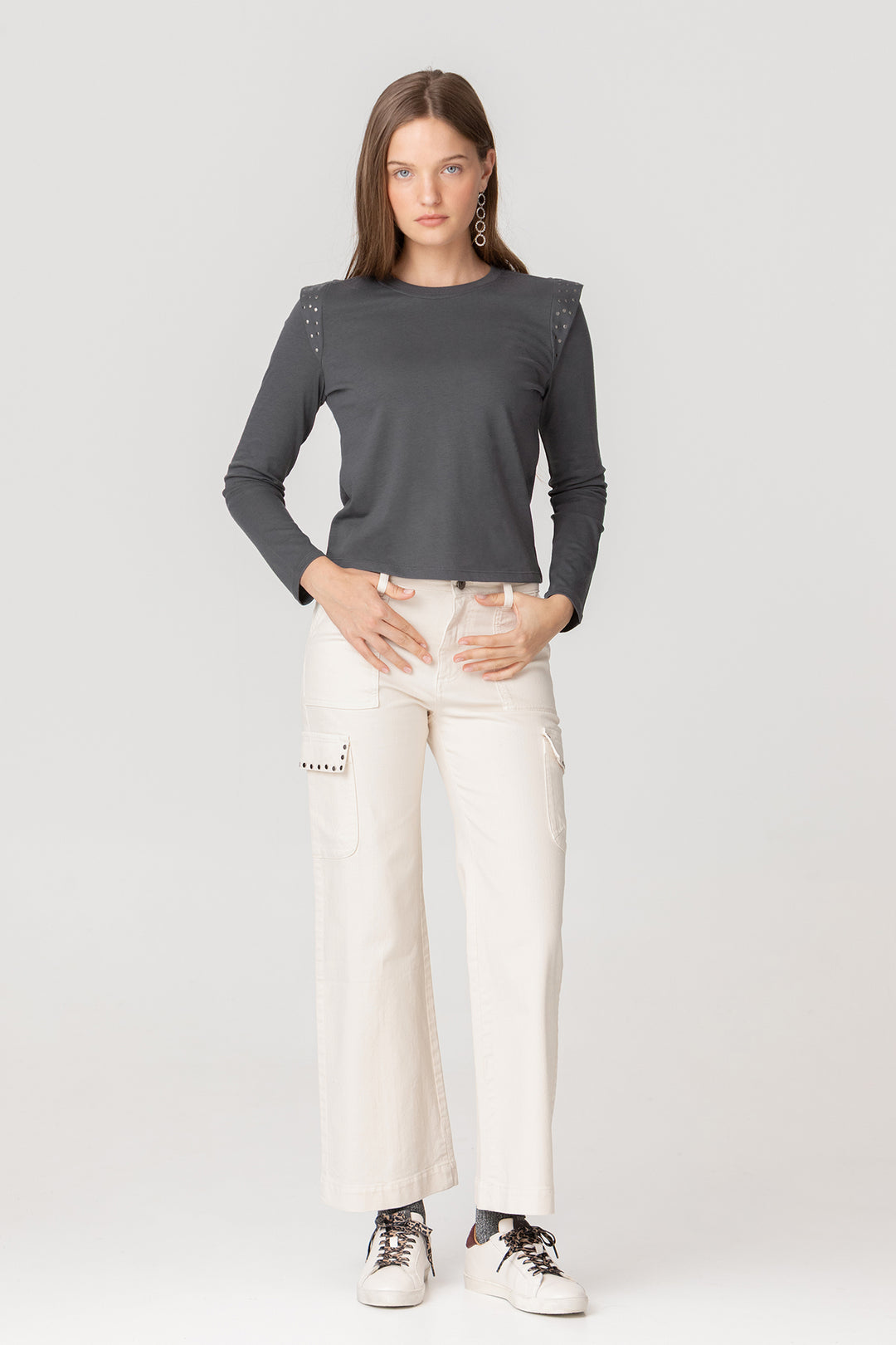 CAMISETA HOMBRO TACHAS