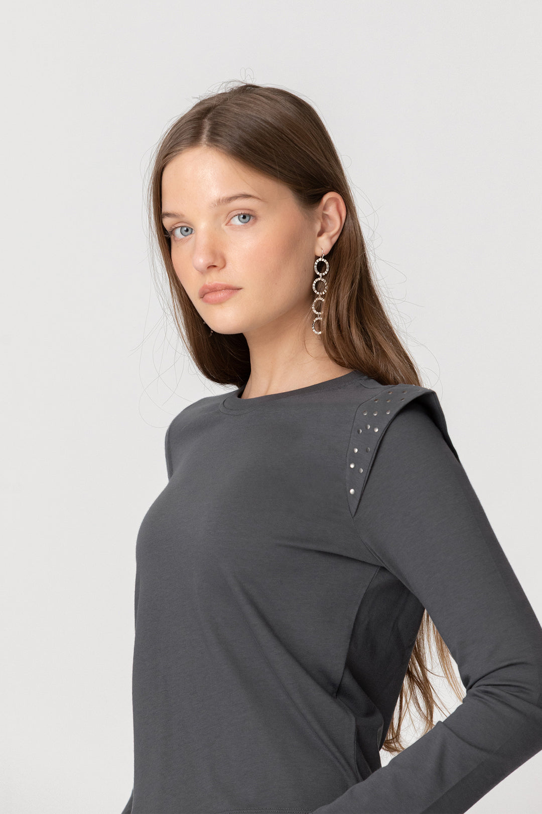 CAMISETA HOMBRO TACHAS