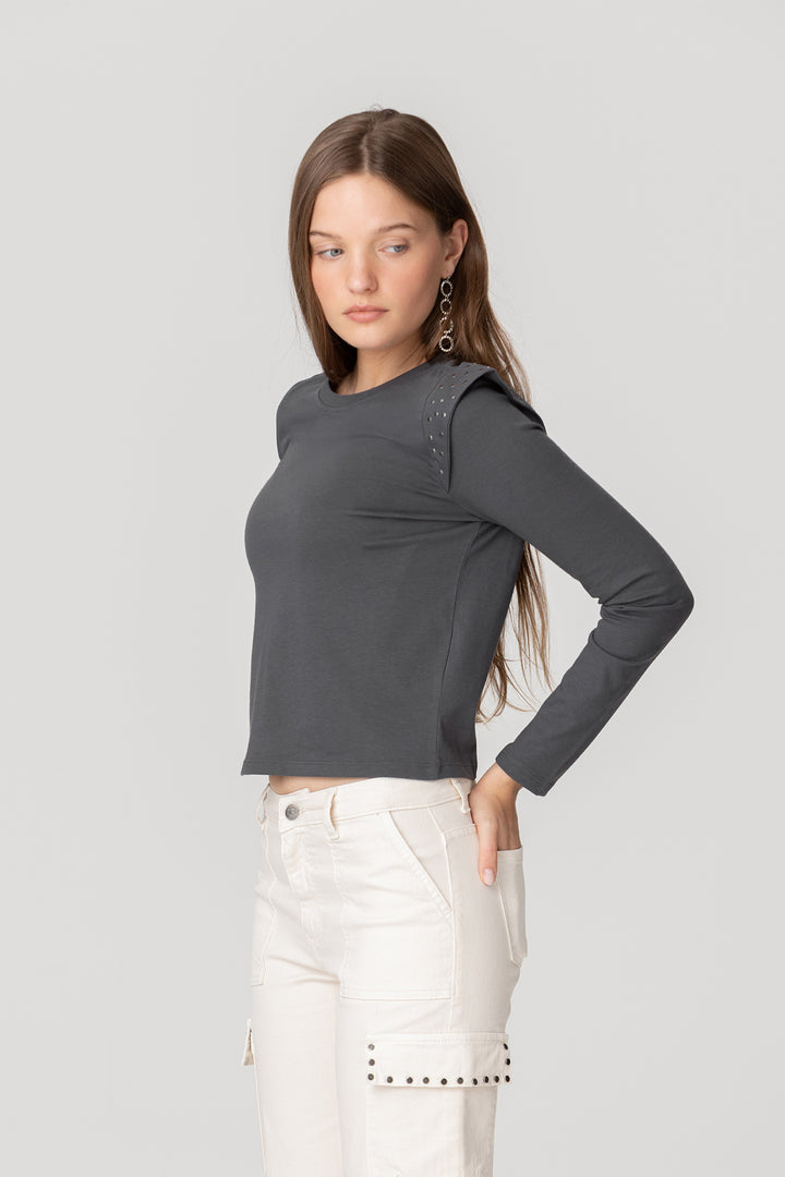 CAMISETA HOMBRO TACHAS