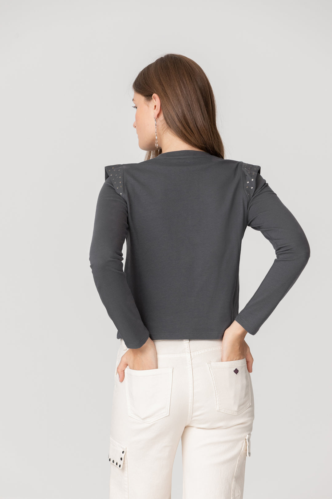 CAMISETA HOMBRO TACHAS