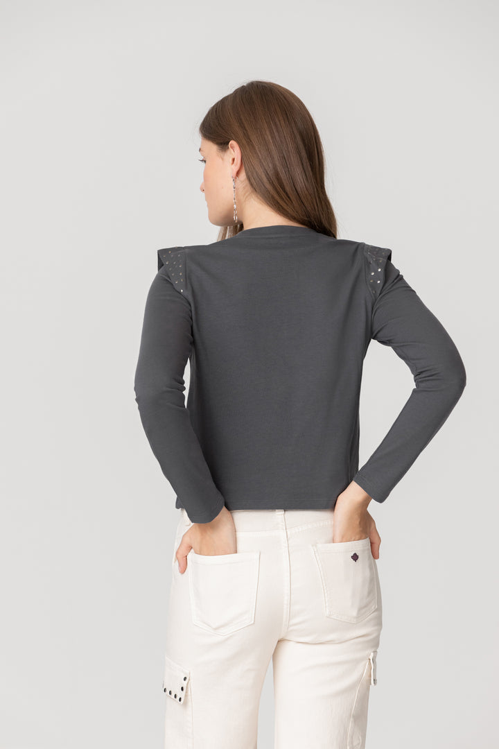 CAMISETA HOMBRO TACHAS