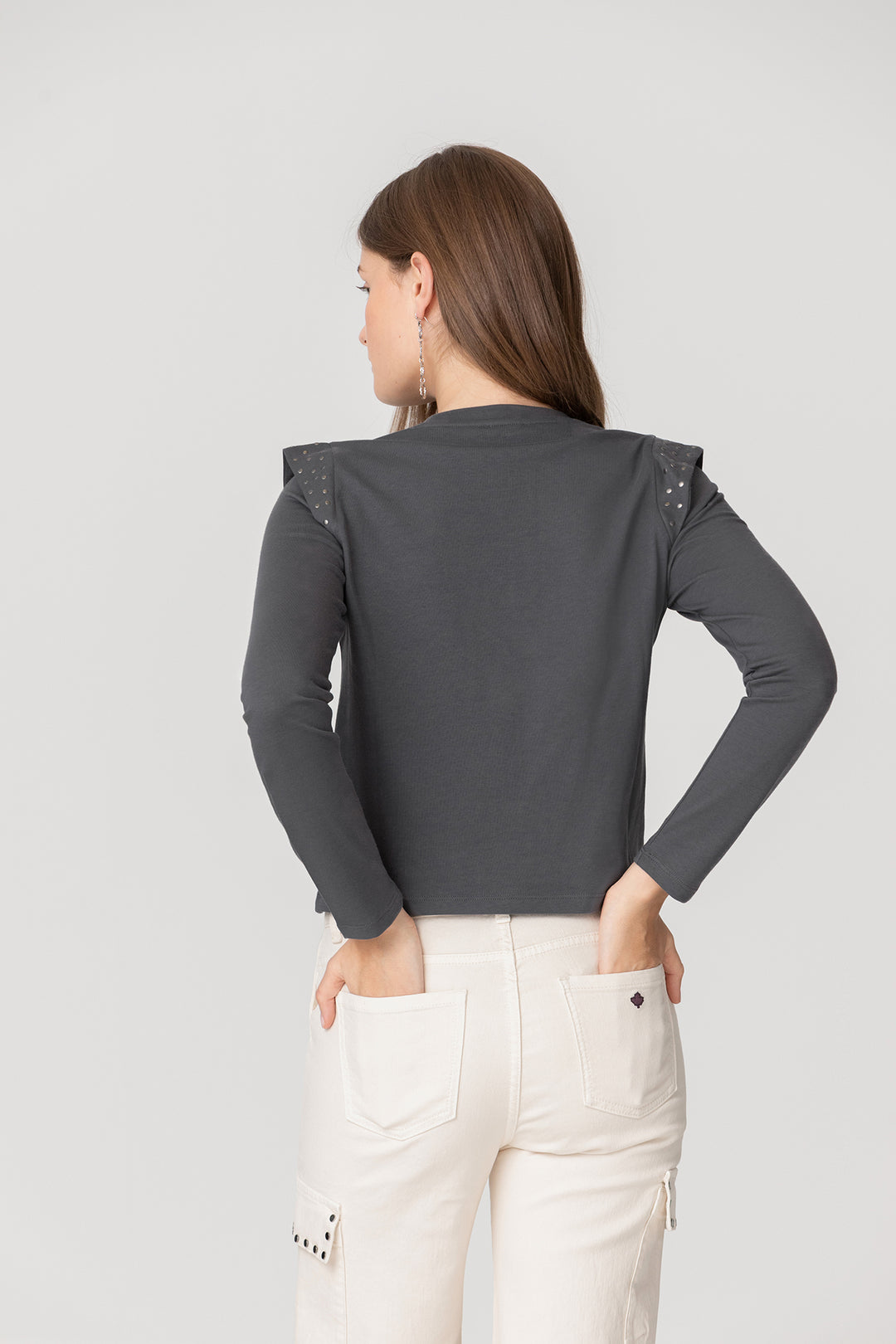 CAMISETA HOMBRO TACHAS