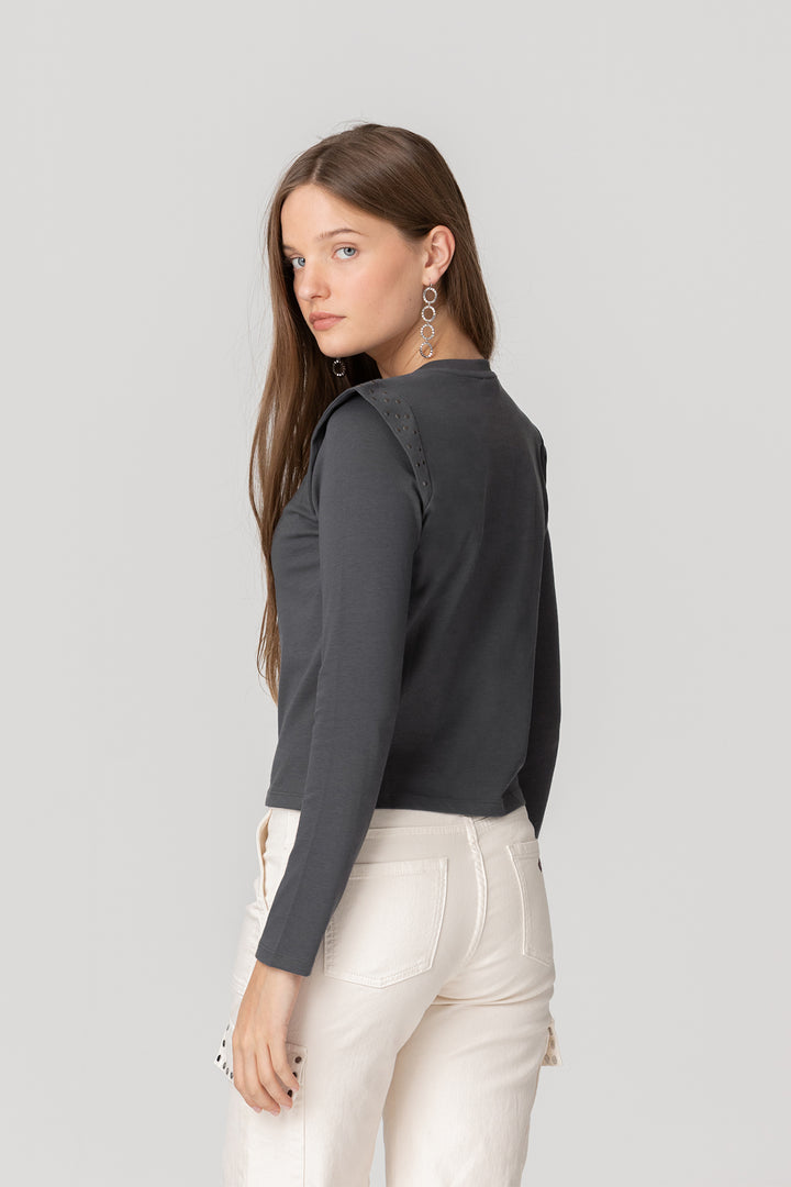 CAMISETA HOMBRO TACHAS