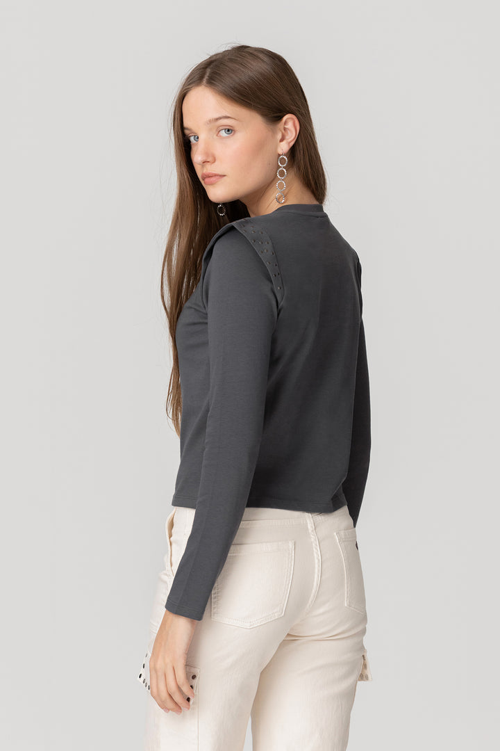 CAMISETA HOMBRO TACHAS