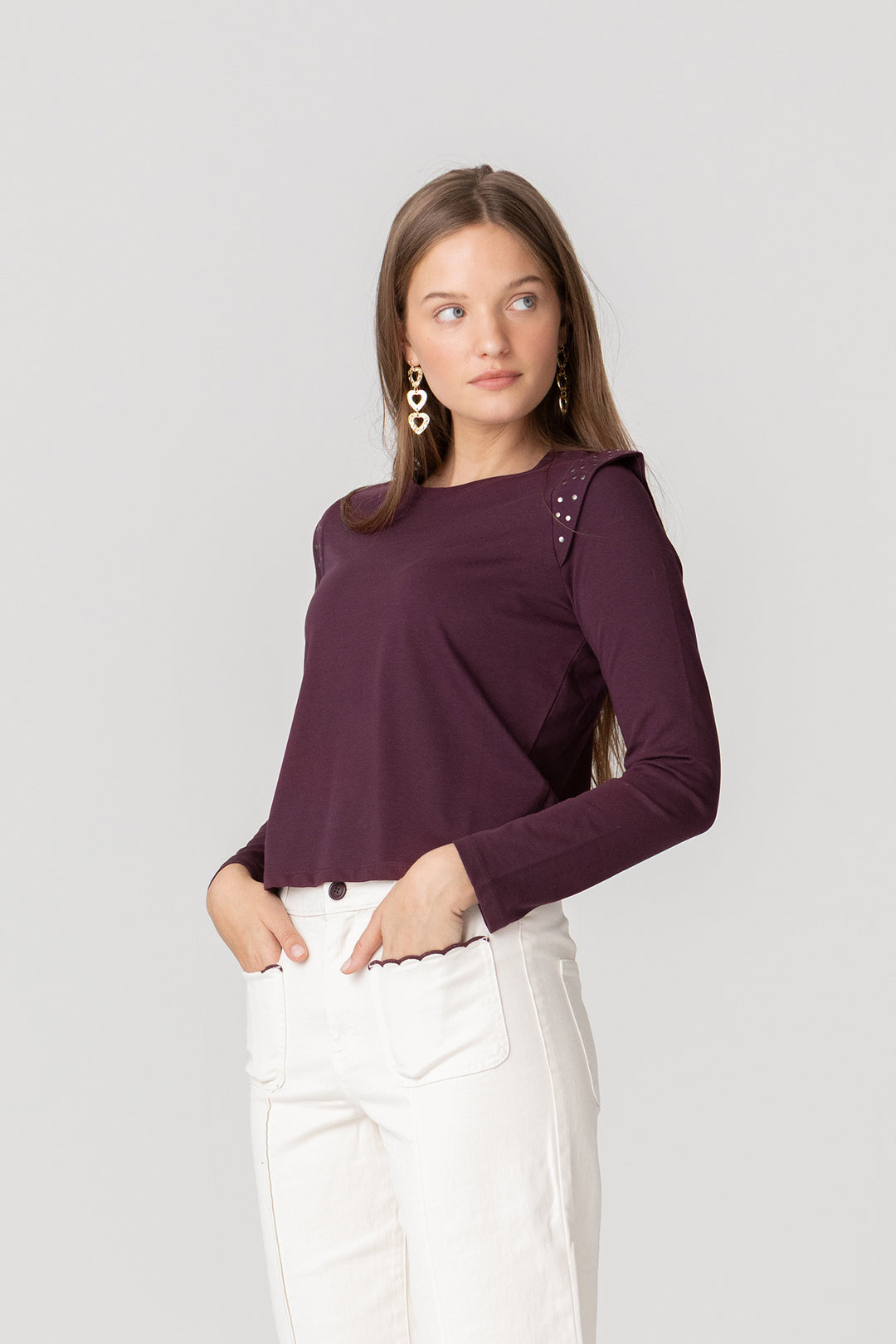 CAMISETA HOMBRO TACHAS