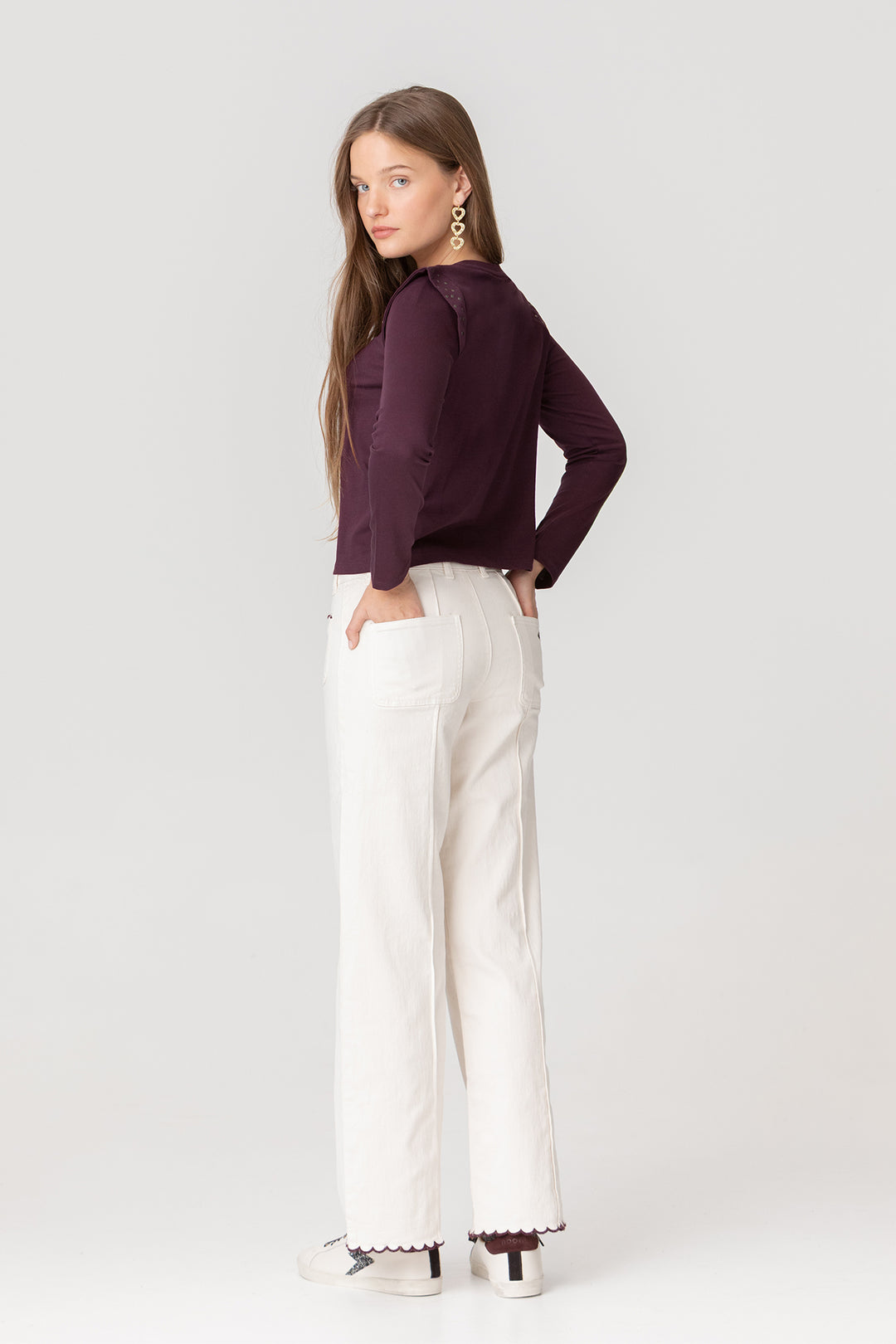 CAMISETA HOMBRO TACHAS