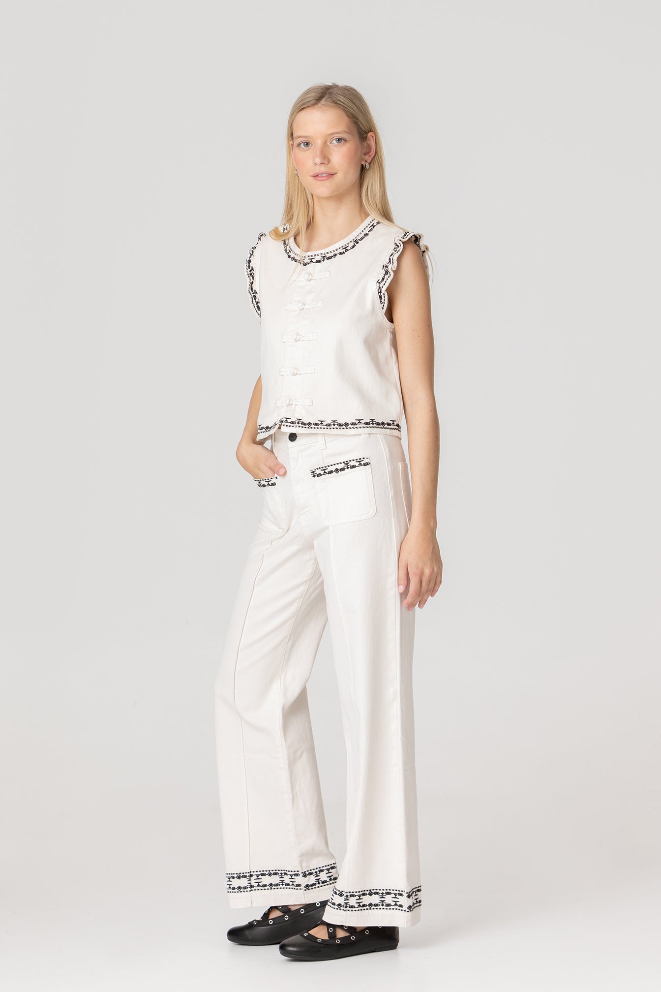 Contrasting Embroidered Vest | Sleeveless Vest | Noon Spain