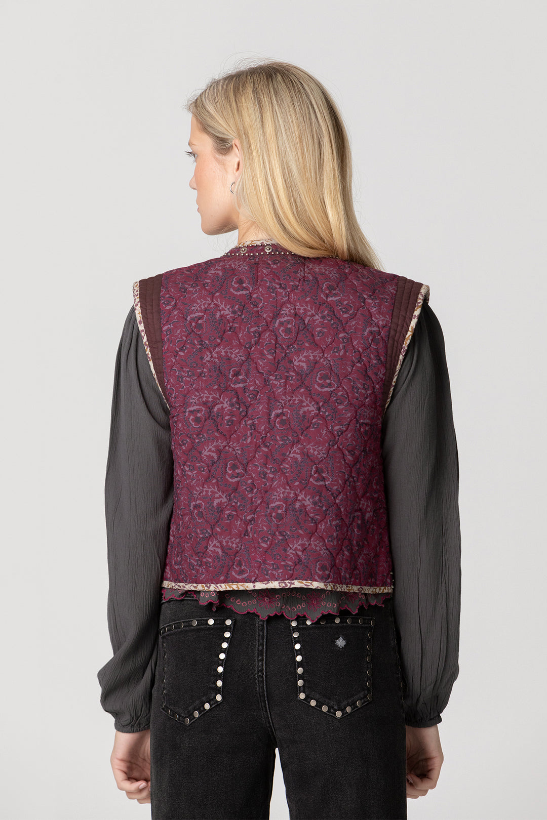 CHALECO ENGUATADO ESTAMPADO TACHAS