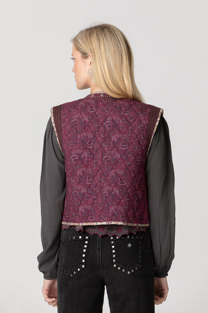 CHALECO ENGUATADO ESTAMPADO TACHAS