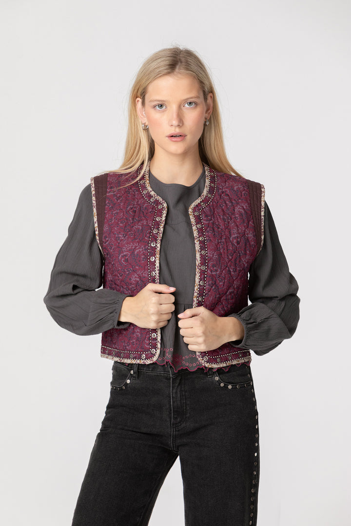 CHALECO ENGUATADO ESTAMPADO TACHAS