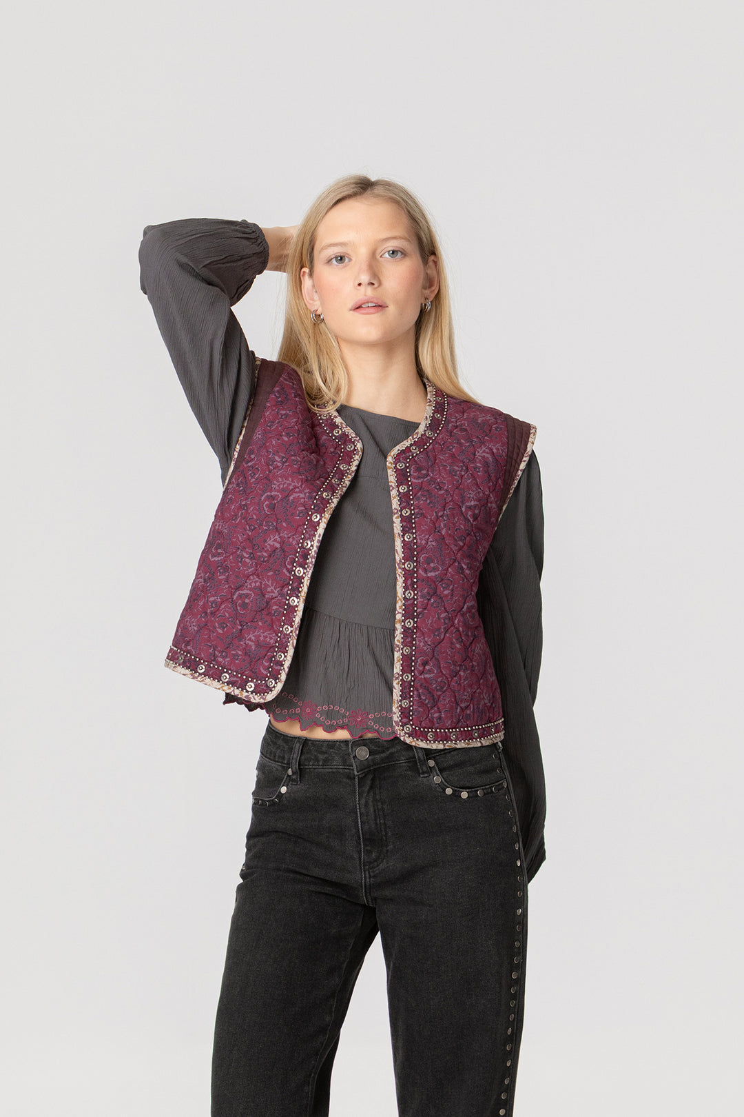 CHALECO ENGUATADO ESTAMPADO TACHAS