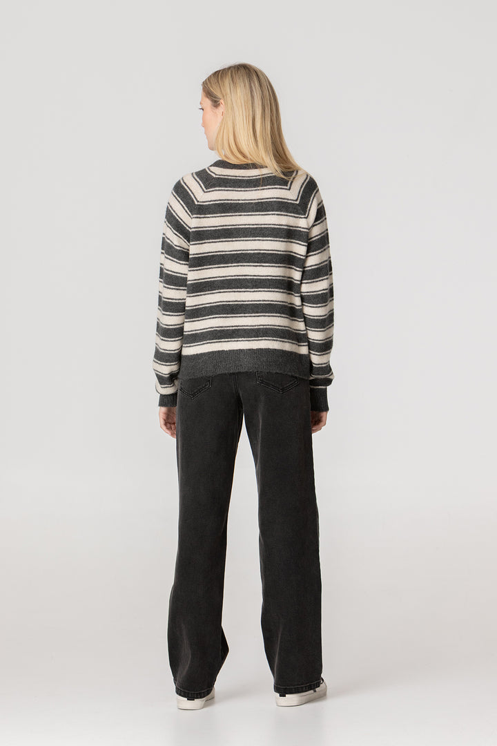 CUT-OFF JEANS WITH EYELETS STUDS