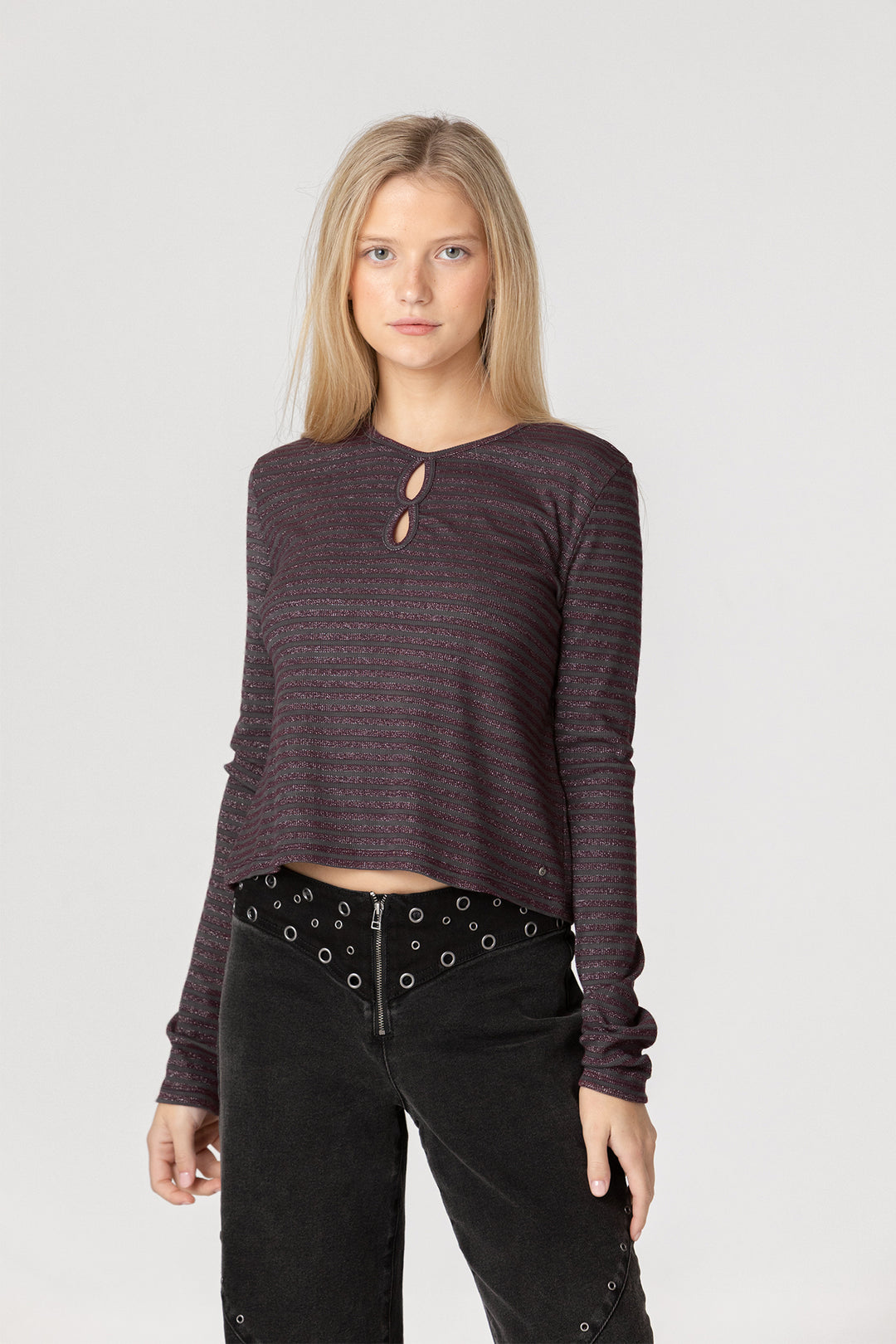 CUT-OFF JEANS WITH EYELETS STUDS