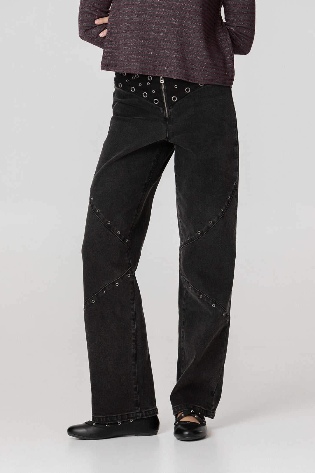 CUT-OFF JEANS WITH EYELETS STUDS