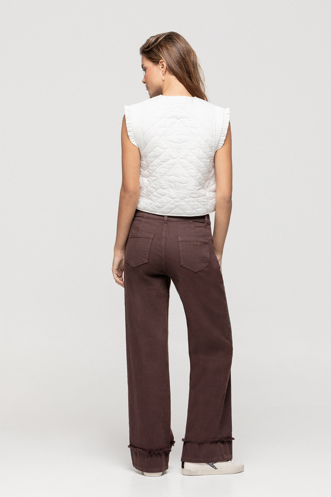 JEANS COSTURA DESFLECADA BAJO VUELTO