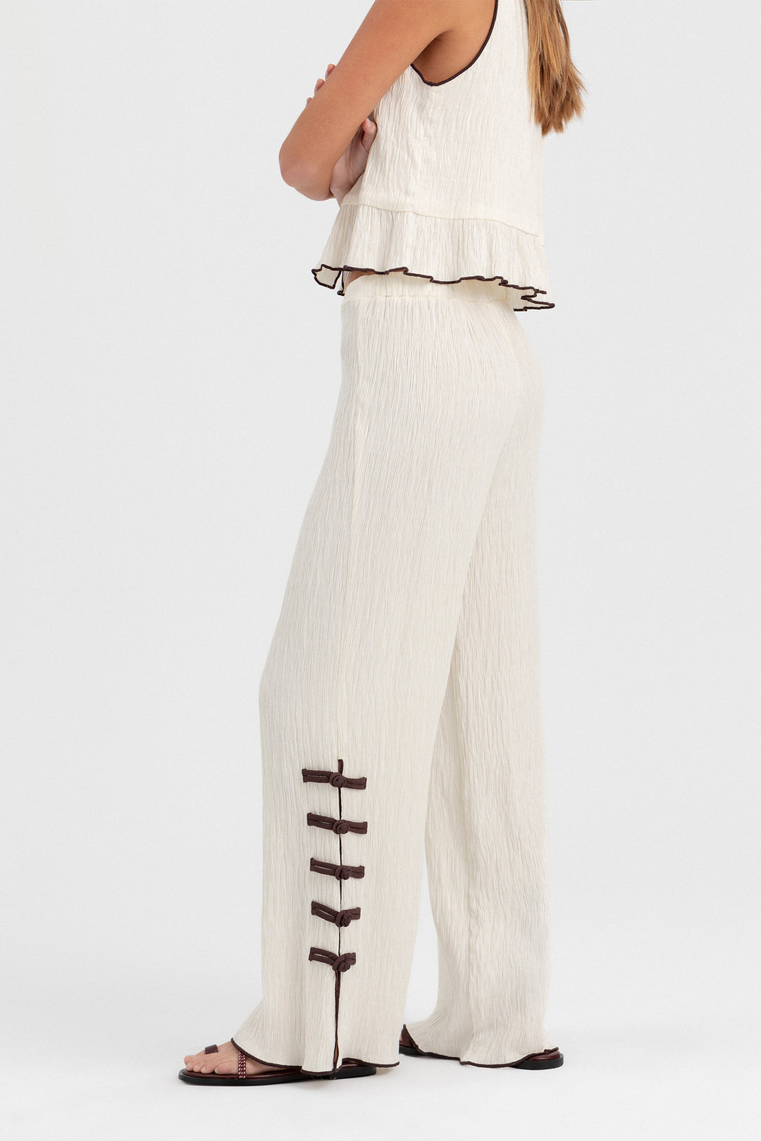 PANTALON NUDOS ABERTURAS