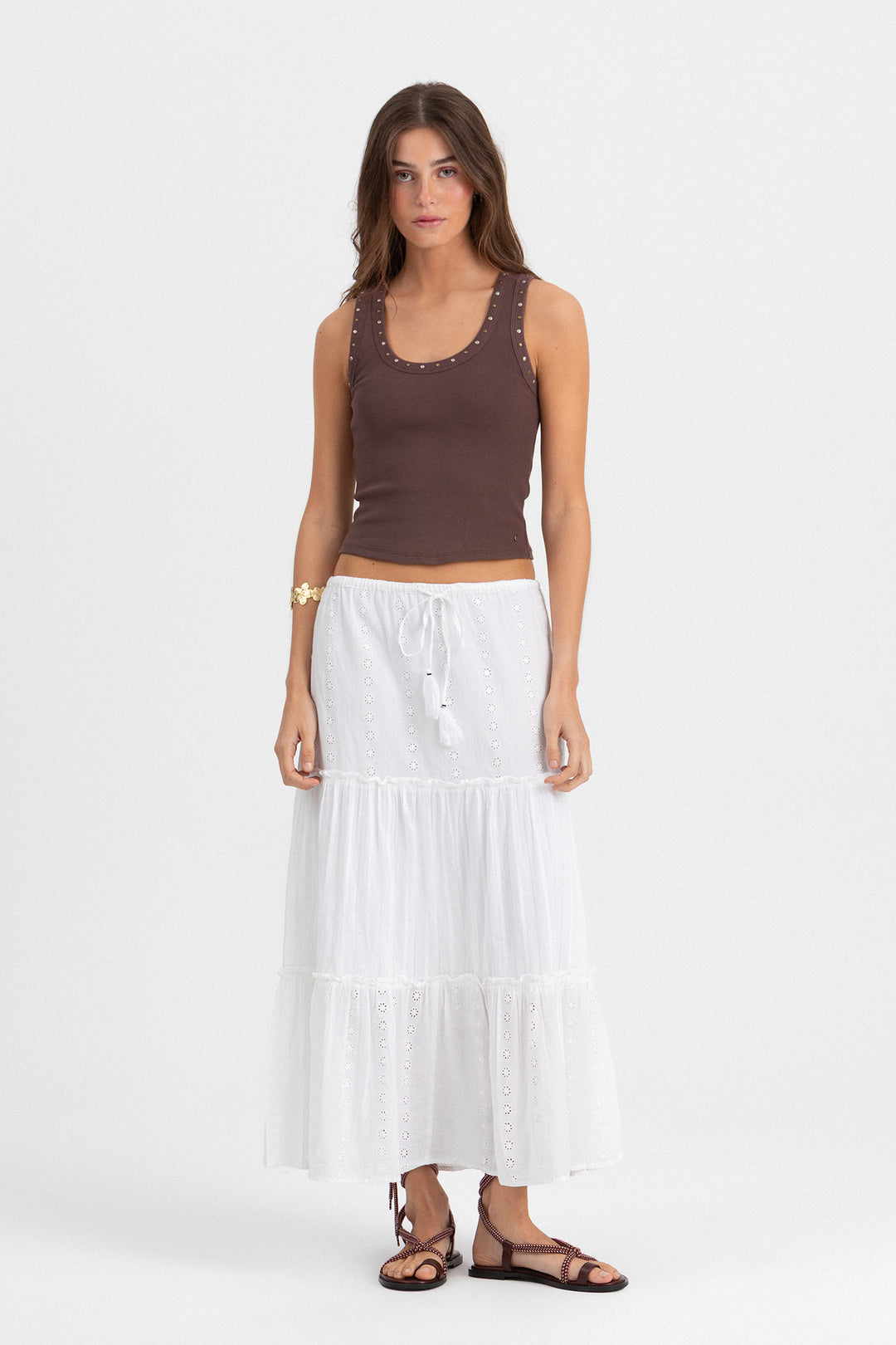 TOP DE ALÇAS CANELADO COM TACHAS