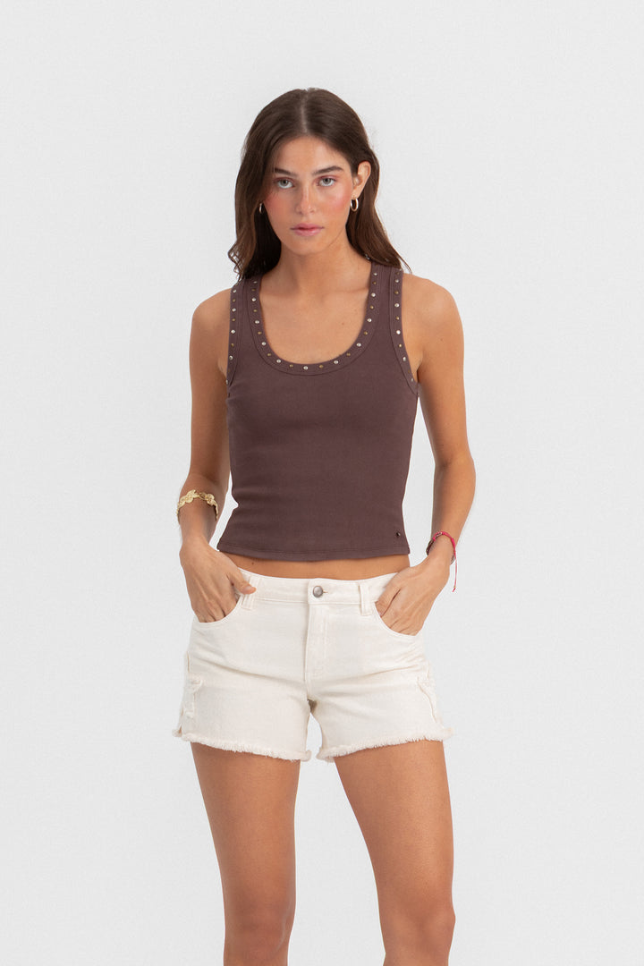 TOP DE ALÇAS CANELADO COM TACHAS