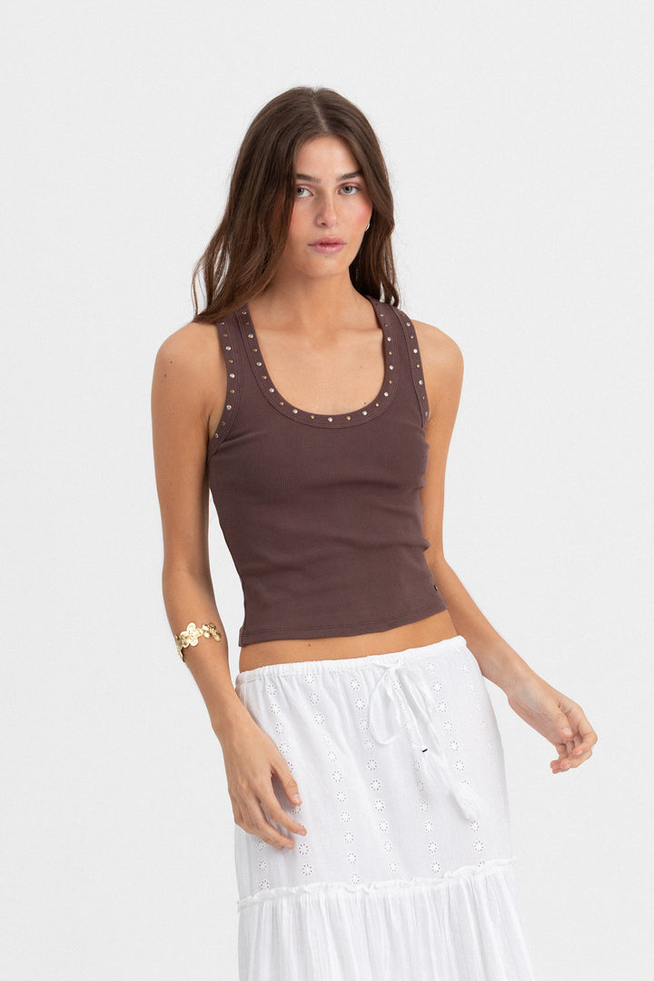 TOP DE ALÇAS CANELADO COM TACHAS