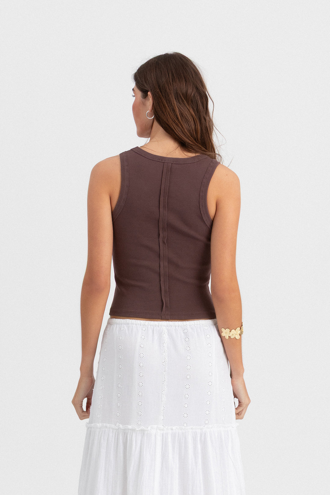 TOP DE ALÇAS CANELADO COM TACHAS