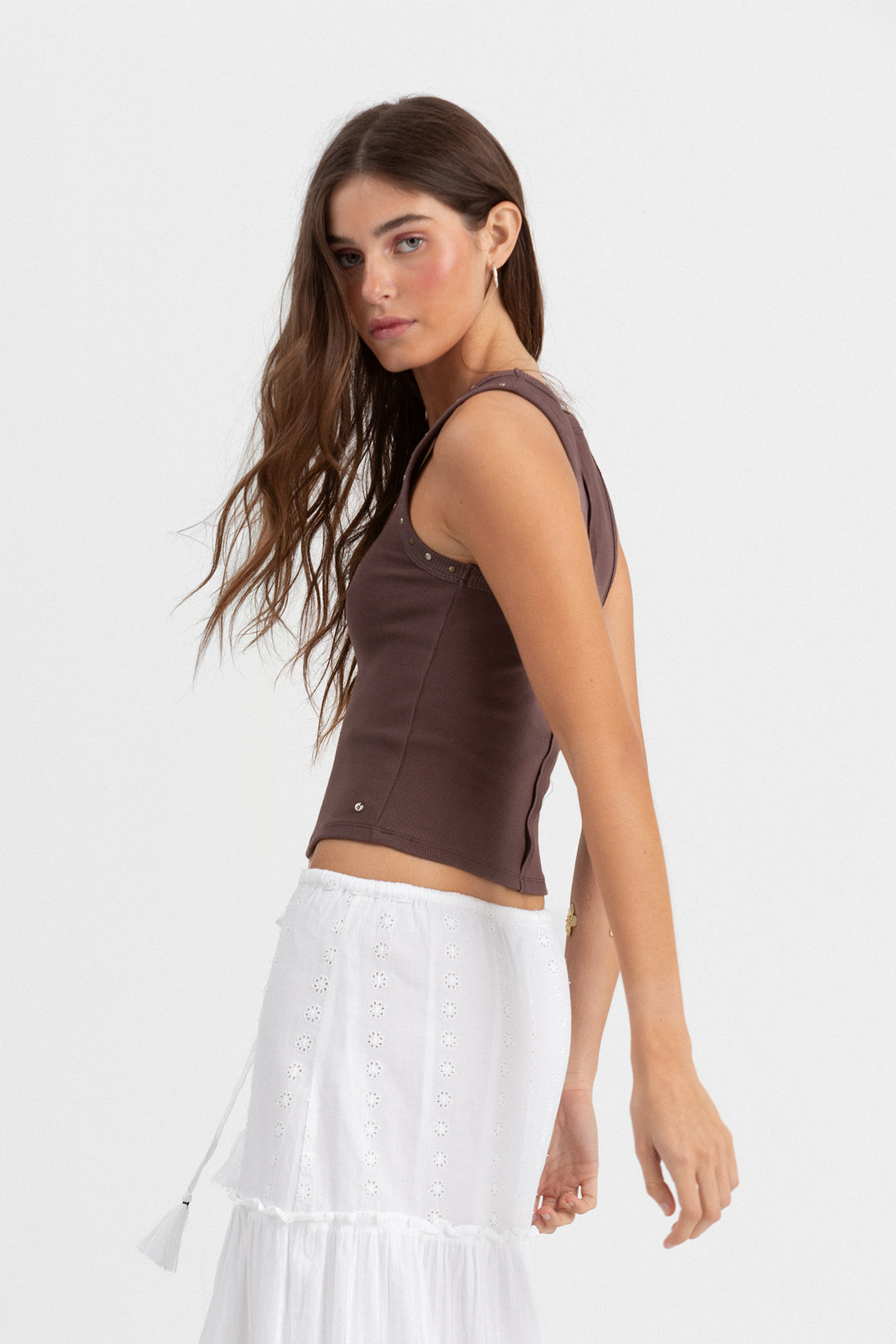 TOP DE ALÇAS CANELADO COM TACHAS