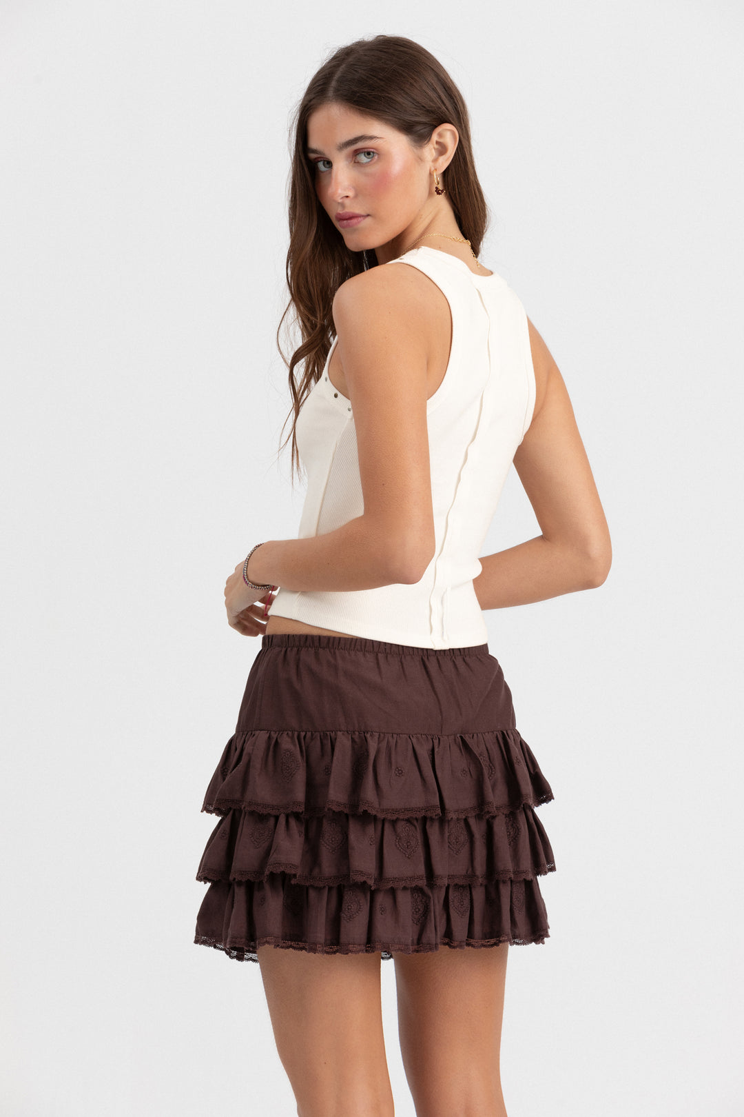 TOP DE ALÇAS CANELADO COM TACHAS