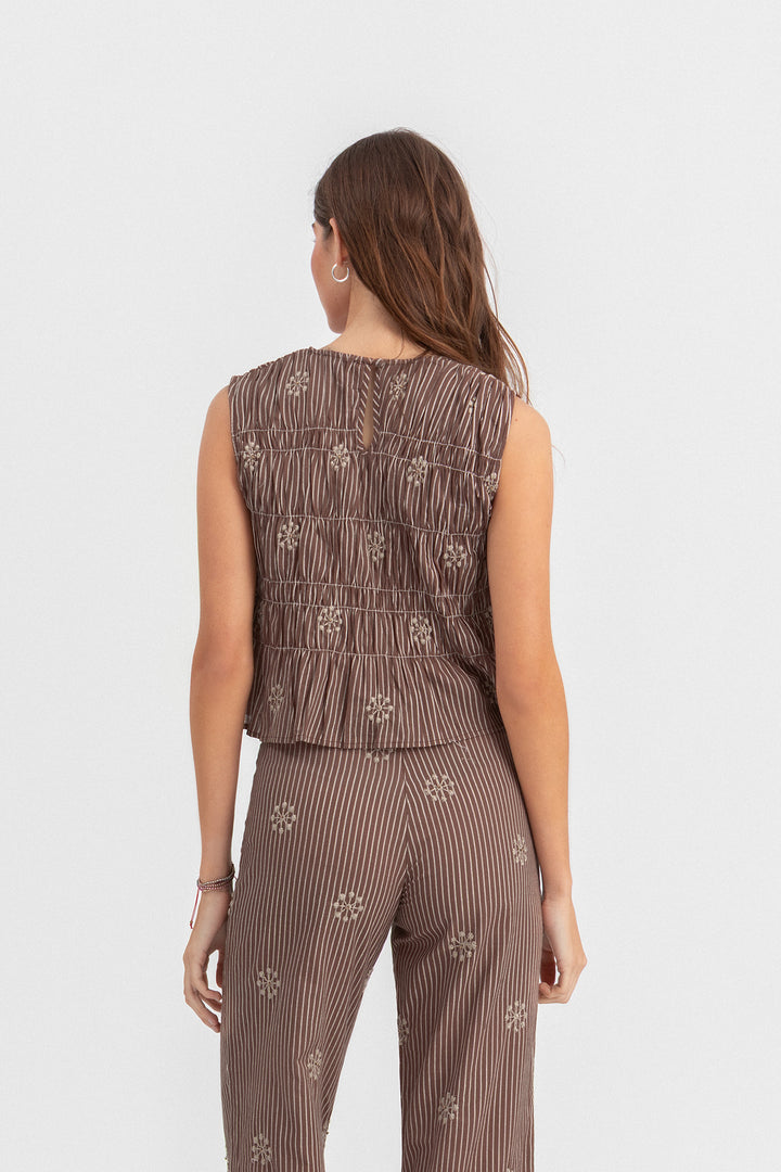 TOP PREGUEADO RISCAS BORDADO