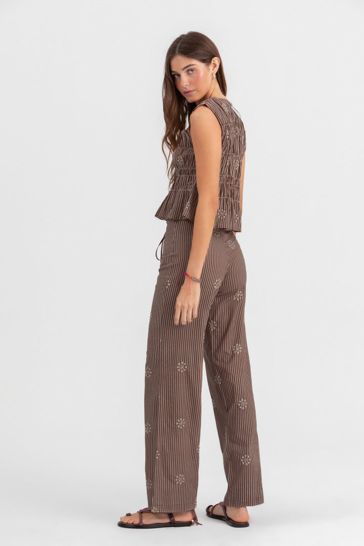 TOP PREGUEADO RISCAS BORDADO