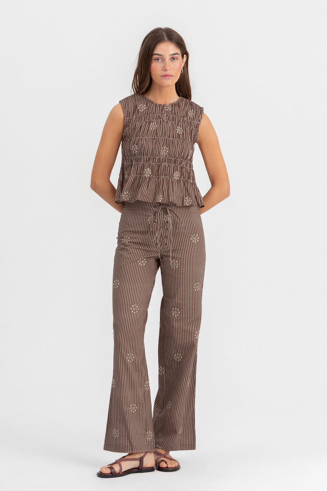 TOP PREGUEADO RISCAS BORDADO