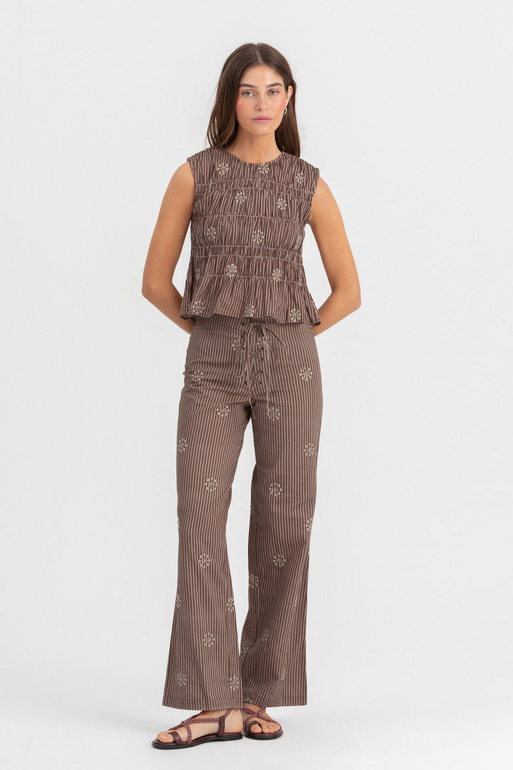 TOP PREGUEADO RISCAS BORDADO