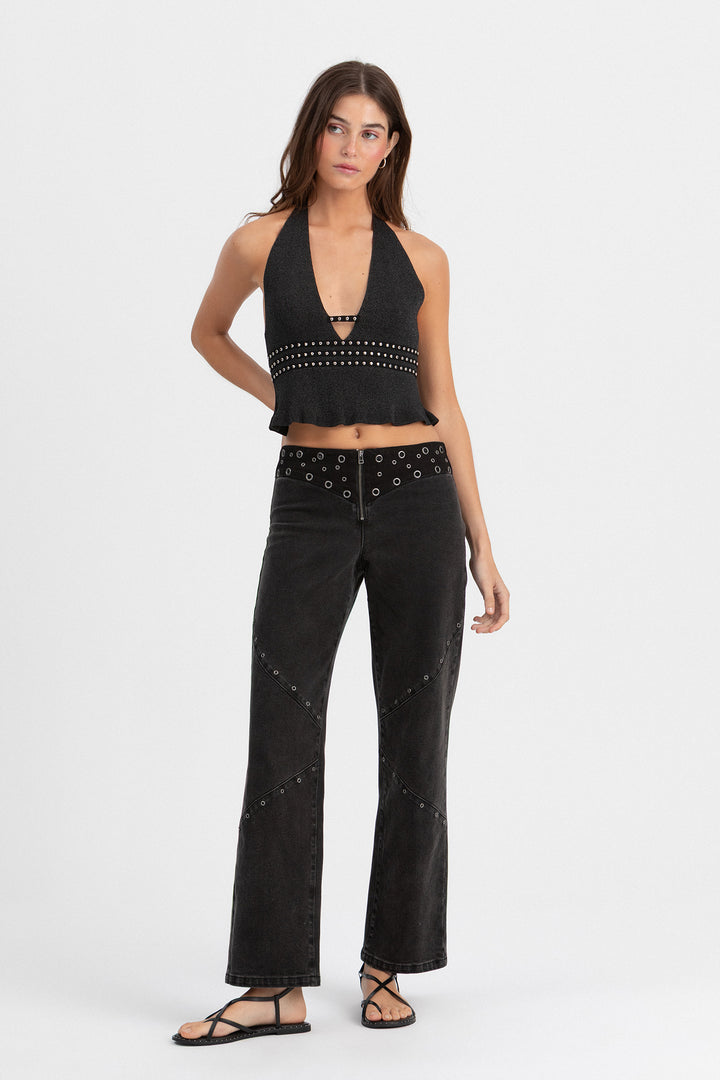 CALÇAS DE ganga CORTADAS COM ILHÓS E TACHAS