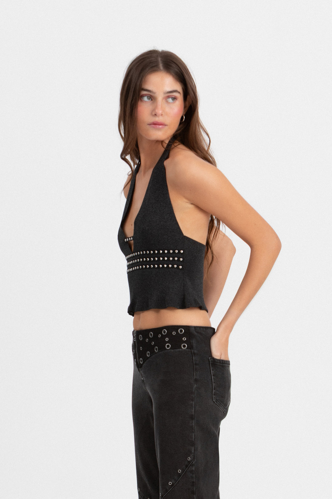 CALÇAS DE ganga CORTADAS COM ILHÓS E TACHAS