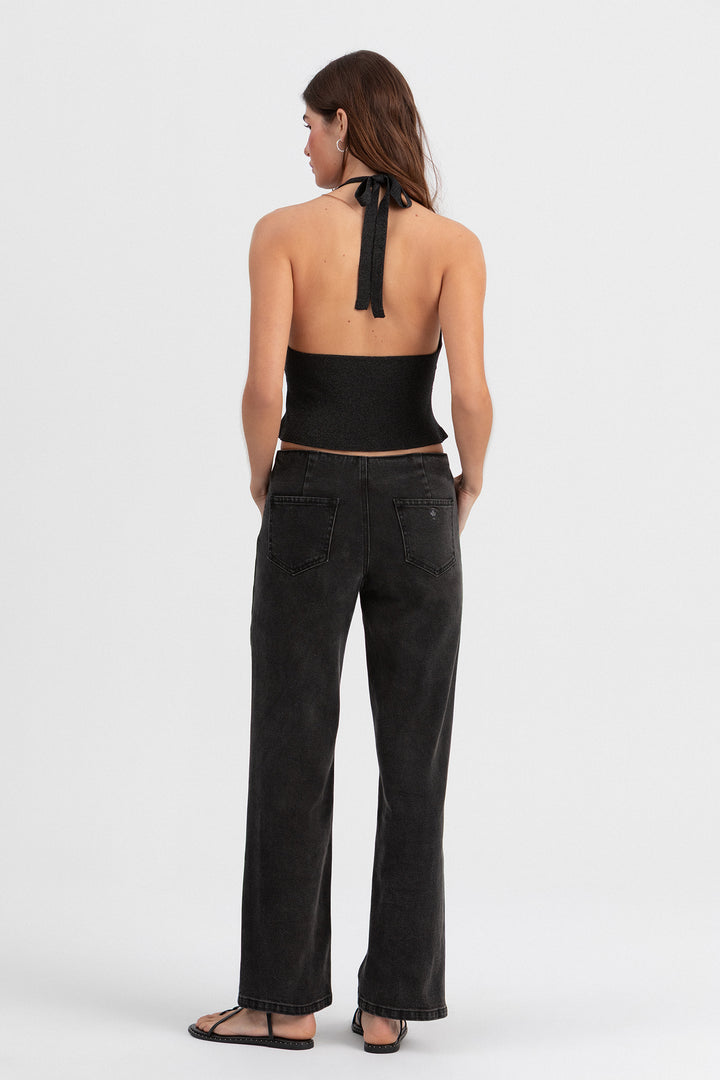 CALÇAS DE ganga CORTADAS COM ILHÓS E TACHAS